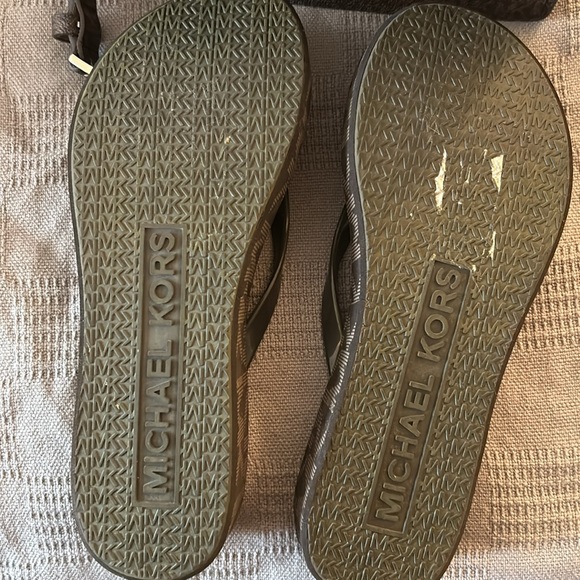 Michael Kors matching 3 item set monogram Belt bag & Sandals - Picture 4 of 7